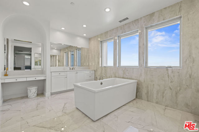 20162 W Cromwell Way, Porter Ranch CA: https://media.crmls.org/mediaz/2a19bfcb-f309-4175-80ea-0fe6be561d16.jpg