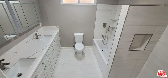 Image 13 of 25 For 20454 Strathern Street