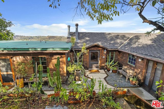 1551 Penny Road, Topanga CA: https://media.crmls.org/mediaz/2a1a98e6-ae11-4db8-8164-be5d49d77091.jpg