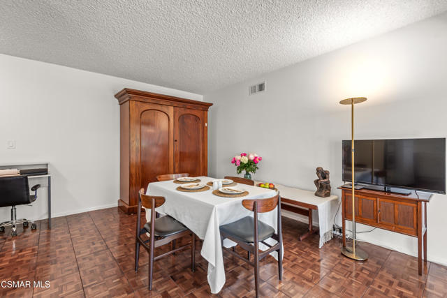 4230 Canoga Avenue, Woodland Hills CA: https://media.crmls.org/mediaz/2a1aeefc-4911-457d-aa64-ef8a7778aa35.jpg