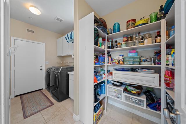 1312 Summer Ct, Vista CA: https://media.crmls.org/mediaz/2a1b11d5-63d0-4a57-a180-6492c4080a0b.jpg