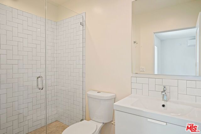 1166 S Cochran Avenue, Los Angeles CA: https://media.crmls.org/mediaz/2a1b7b10-a101-45de-89f1-49e43ba8690d.jpg