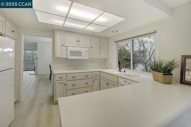 3350 Rossmoor Pkwy, Walnut Creek CA: https://media.crmls.org/mediaz/2a1c69a4-b2bf-4217-bec9-8f7a5ff002a7.jpg