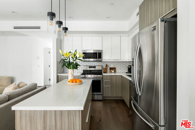 5154 W Redondo Court, Los Angeles CA: https://media.crmls.org/mediaz/2a1cfac4-c8d8-4026-9f73-0603974aee84.jpg