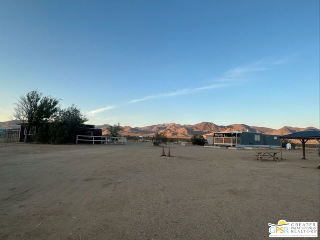 31750 Selmadolph Street, Lucerne Valley CA: https://media.crmls.org/mediaz/2a1d00c8-8274-40fe-a092-2f01292fa747.jpg