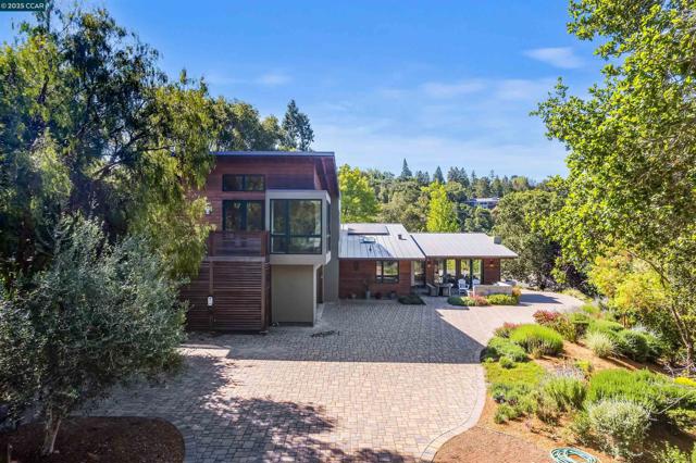 53 Tara Rd, Orinda CA: https://media.crmls.org/mediaz/2a1d6266-c965-4550-9290-8c089d5a3696.jpg