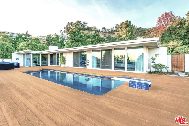 9263 Swallow Drive, Los Angeles CA: https://media.crmls.org/mediaz/2a1dc1a0-0102-4f05-b050-3d2090ed241b.jpg