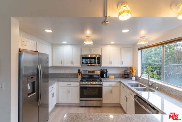 3900 PACIFIC Avenue, Marina del Rey CA: https://media.crmls.org/mediaz/2a1de98f-7166-4125-a0cb-2f0596e457e4.jpg
