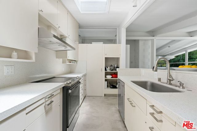 810 Bramble Way, Los Angeles CA: https://media.crmls.org/mediaz/2a1df0ea-0211-4090-a96e-2da124fe2526.jpg