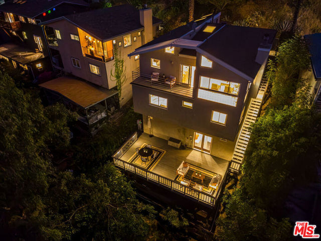 980 Oneonta Drive, Los Angeles CA: https://media.crmls.org/mediaz/2a1e976b-ab07-4307-98ba-a2b22f64840c.jpg