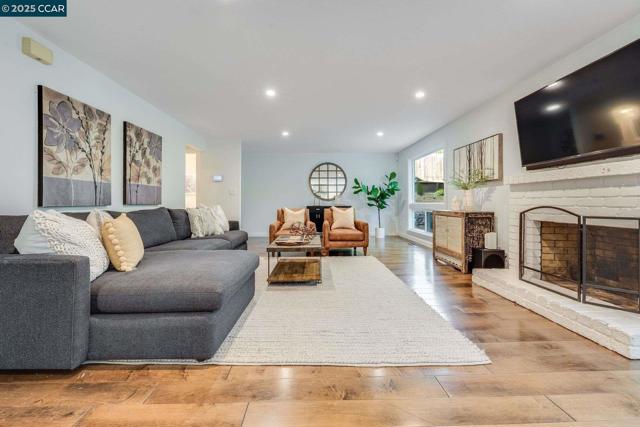 2342 Brantford Court, Walnut Creek CA: https://media.crmls.org/mediaz/2a1f33a1-343b-421f-bf26-1be3f28722d2.jpg