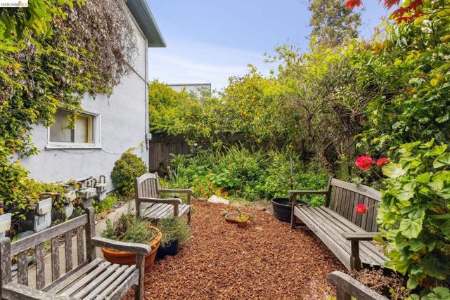 1718 Bancroft Way, Berkeley CA: https://media.crmls.org/mediaz/2a20ab95-258b-4efb-89b4-f5d12bd127bb.jpg