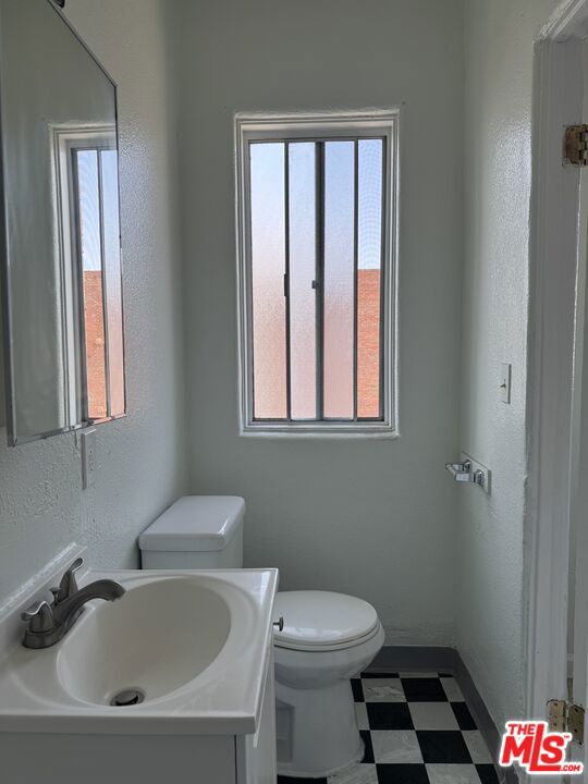 920 S Hobart Boulevard, Los Angeles CA: https://media.crmls.org/mediaz/2a20e634-38b9-47a2-94ae-c25eb67574e0.jpg