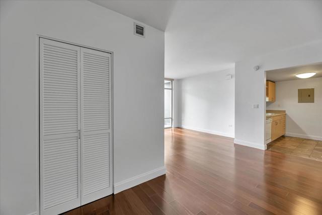 425 W Beech Street, San Diego CA: https://media.crmls.org/mediaz/2a216db9-8251-47a2-8b44-55ee6967d8c3.jpg