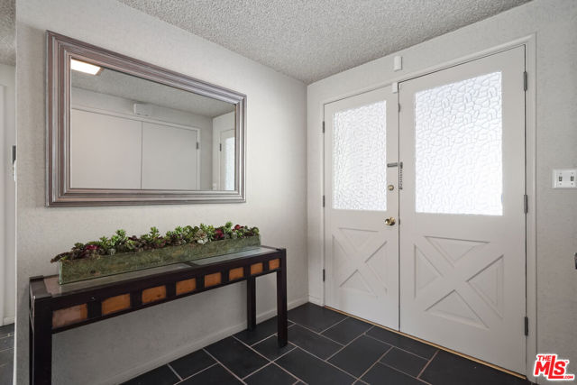 22216 Del Valle Street photo 4