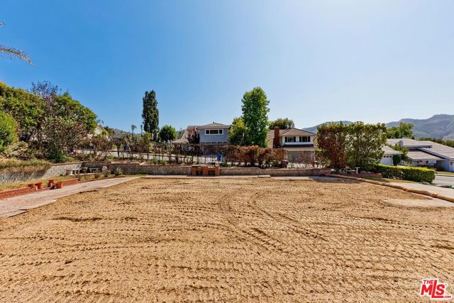 17177 Avenida De La Herradura, Pacific Palisades CA: https://media.crmls.org/mediaz/2a232653-daee-49e7-b694-2462d76c3b2a.jpg