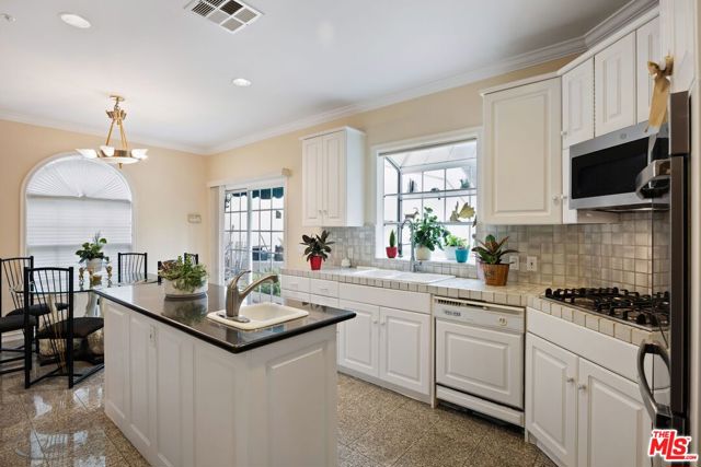 2431 Benedict Canyon Drive, Beverly Hills CA: https://media.crmls.org/mediaz/2a232cd1-600e-418e-808a-bc568acde390.jpg