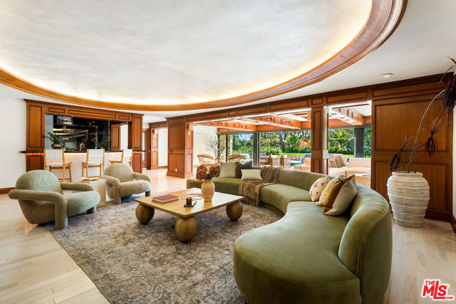 9996 Sunset Boulevard, Beverly Hills CA: https://media.crmls.org/mediaz/2a234592-eaab-4682-937d-4d5203a3d765.jpg