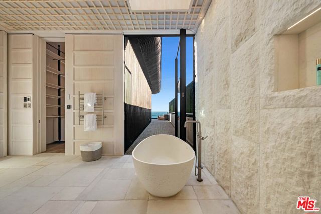 11824 Ellice Street, Malibu CA: https://media.crmls.org/mediaz/2a265ab4-dd58-4aa5-9bd7-e6035b14a482.jpg