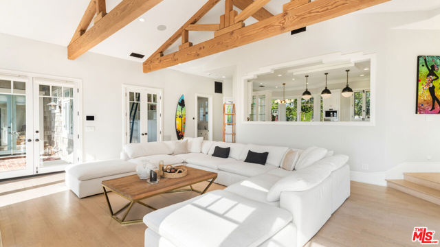 6815 Dume Drive, Malibu CA: https://media.crmls.org/mediaz/2a26e449-2eb4-46c3-962b-77dc4b935cca.jpg