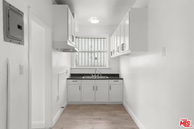 225 W Adams Boulevard, Los Angeles CA: https://media.crmls.org/mediaz/2a272d75-42ba-42d1-bd4e-feb02b7460d5.jpg