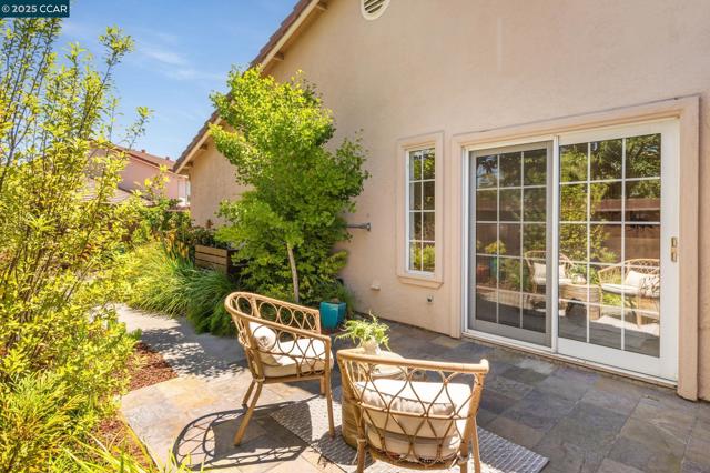 302 Columbia Cir, Benicia CA: https://media.crmls.org/mediaz/2a27b8ae-dc59-4f32-99de-51af884633d9.jpg