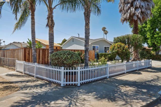 39681 Sundale Dr, Fremont CA: https://media.crmls.org/mediaz/2a287deb-6be2-4bd0-8fed-94210b9cd6e4.jpg