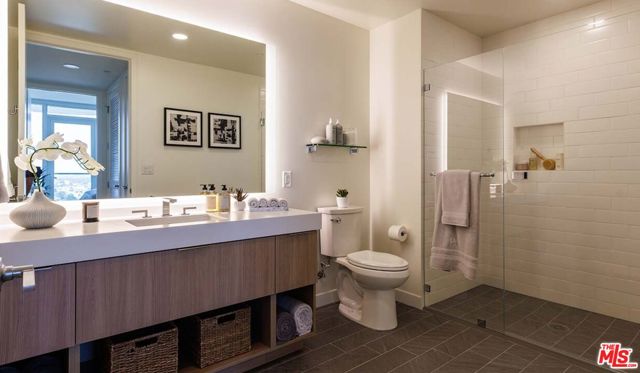 11750 Wilshire Boulevard, Los Angeles CA: https://media.crmls.org/mediaz/2a28e326-e433-4dbc-a1d8-95b9c4acf710.jpg