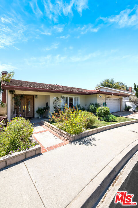 2223 Mcrae Drive, San Pedro CA: https://media.crmls.org/mediaz/2a292445-6648-487a-92e7-19a2835c1e5d.jpg