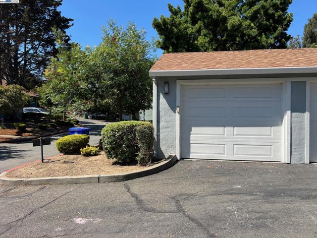 3242 Monika Ln, Hayward CA: https://media.crmls.org/mediaz/2a29623c-15b2-4528-b50b-a9a6327a0842.jpg