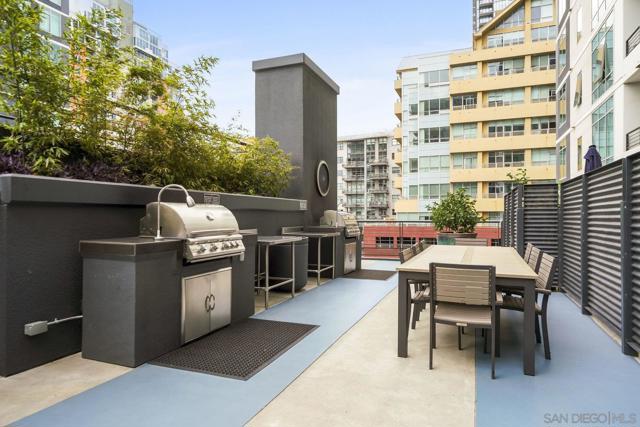425 W Beech St, San Diego CA: https://media.crmls.org/mediaz/2a29fd1c-eec5-48d2-bd2d-a5f3d025d4be.jpg