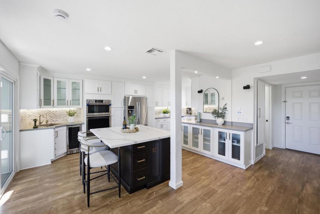 https://media.crmls.org/mediaz/2a2b1a2e-14a2-47f2-b1a1-ff8e13155800.jpg?preset=X-Large