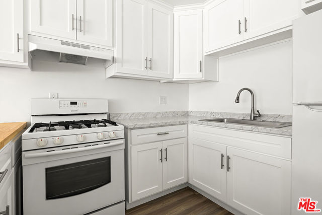 1451 S Norton Avenue, Los Angeles CA: https://media.crmls.org/mediaz/2a2c0b40-2567-48c0-91de-b73a3ae10628.jpg