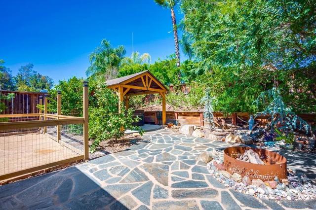 40037 Amberley Cir, Temecula CA: https://media.crmls.org/mediaz/2a2ca0d9-2569-4d7f-9218-1bfbbf496e71.jpg