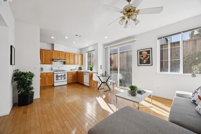 15 Mcdonnel Rd, Alameda CA: https://media.crmls.org/mediaz/2a2d302c-82bf-4952-8792-e75bef011c17.jpg