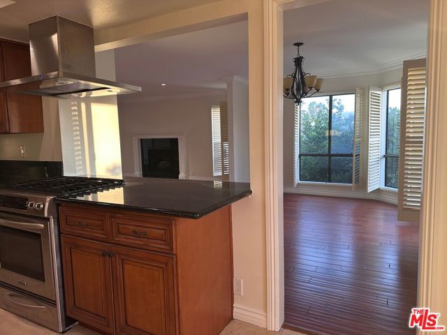 10409 Riverside Drive, 304 photo 6