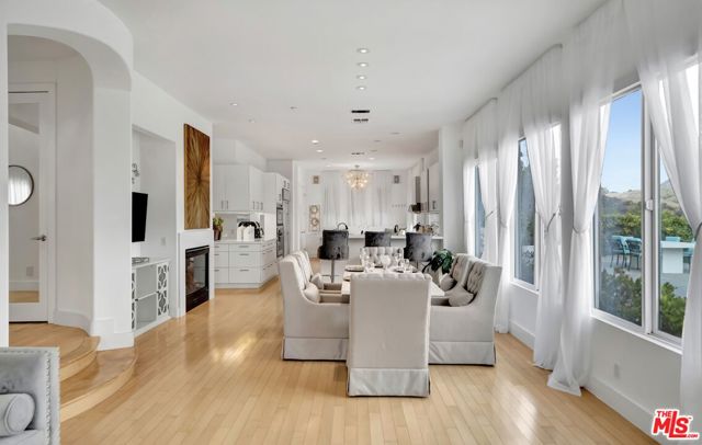 2752 Stone View Court, Los Angeles CA: https://media.crmls.org/mediaz/2a2d895f-0734-401d-8b82-e7ff5ec5d57c.jpg