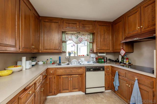 231 E, Coronado CA: https://media.crmls.org/mediaz/2a2ddba6-a175-4c34-8607-59ab05a37b3f.jpg