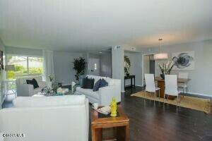 5500 Blanco Avenue, Woodland Hills CA: https://media.crmls.org/mediaz/2a2f0469-d2df-4605-af98-ced50a1bb610.jpg