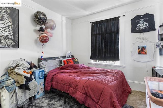 498 25th Street, Oakland CA: https://media.crmls.org/mediaz/2a2fb1e9-72c5-4bf9-81d6-a7387aa59094.jpg