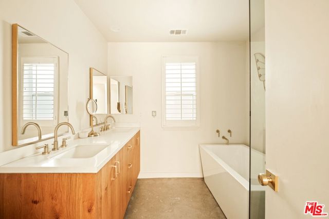 6641 Bedford Avenue, Los Angeles CA: https://media.crmls.org/mediaz/2a30234a-d6c2-48ca-9c3f-8ae2efa225c5.jpg