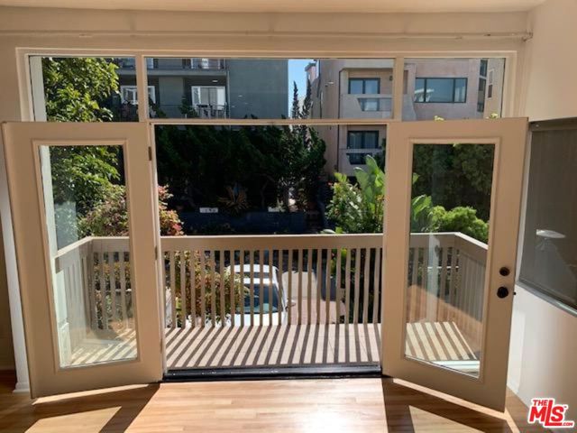 25 PRIVATEER Street, Venice CA: https://media.crmls.org/mediaz/2a30395d-c3fd-476c-b99e-85d4c0cac507.jpg