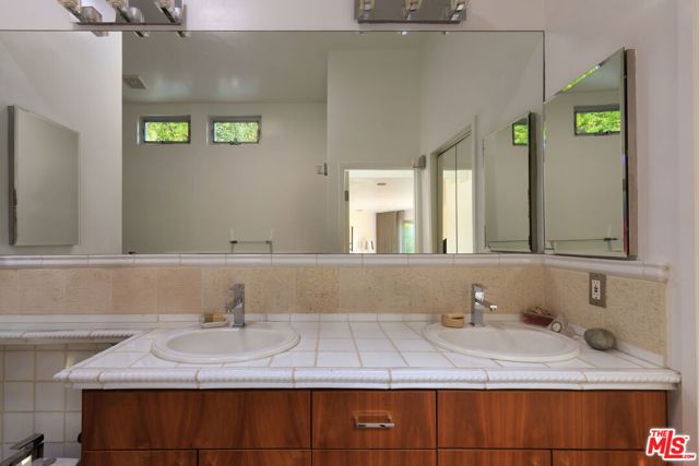 14622 Valley Vista Boulevard, Sherman Oaks CA: https://media.crmls.org/mediaz/2a314f4c-0ba9-4c2e-ba9d-8ef67798d450.jpg
