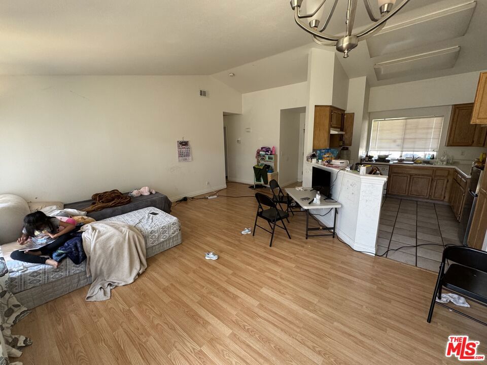https://media.crmls.org/mediaz/2a316381-0eff-49a0-ad19-813cc17a1314.jpg?preset=X-Large