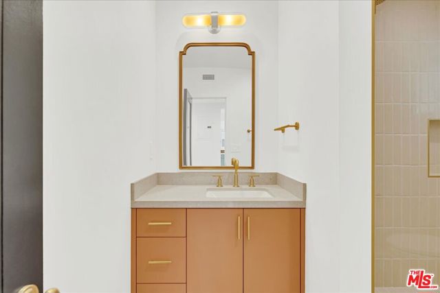 210 S Hamilton Drive, Beverly Hills CA: https://media.crmls.org/mediaz/2a31b99e-41d3-47a1-99e7-10742eb3844e.jpg