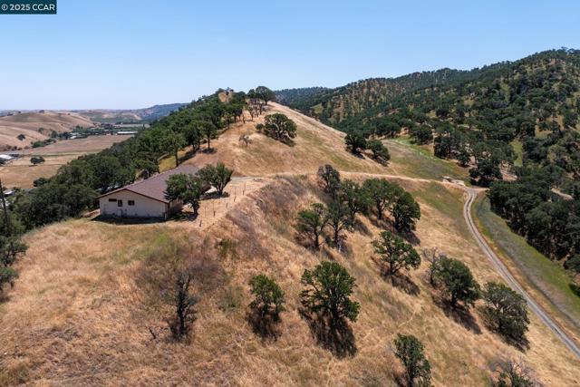 16700 Marsh Creek Rd, Clayton CA: https://media.crmls.org/mediaz/2a3271ff-b108-437a-a8c2-bf32eccadfbb.jpg
