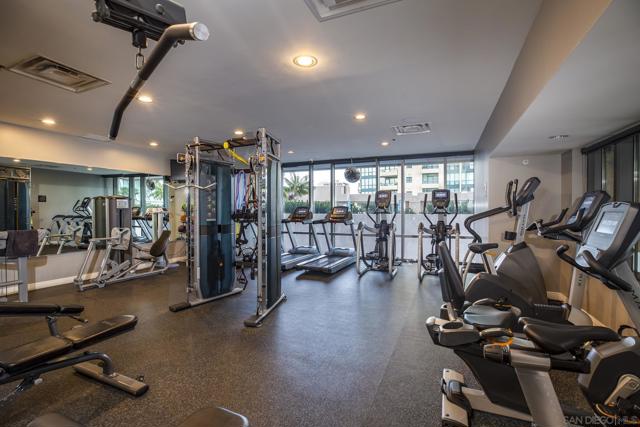 550 Front St, San Diego CA: https://media.crmls.org/mediaz/2a32ddbd-3aff-477f-8bb2-530797d34351.jpg