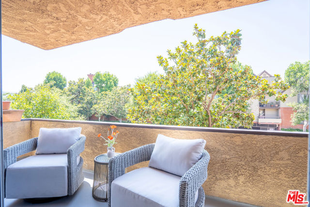 818 S Lucerne Boulevard, Los Angeles CA: https://media.crmls.org/mediaz/2a32ed9b-cc05-4647-ac2d-9d87e535193e.jpg