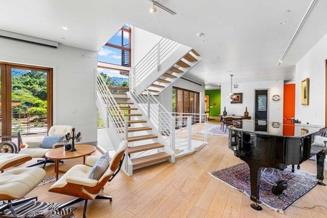 14835 Baranga Lane, Saratoga CA: https://media.crmls.org/mediaz/2a3305e0-0f59-427a-b723-d81fa0e25e07.jpg