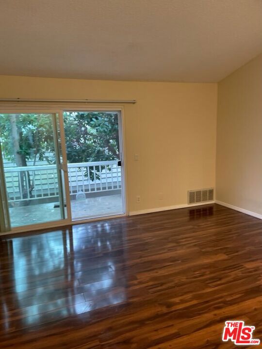 8725 Beckenham Lane, Inglewood CA: https://media.crmls.org/mediaz/2a337f7e-aa5f-43e3-ba7a-38688daf2a27.jpg